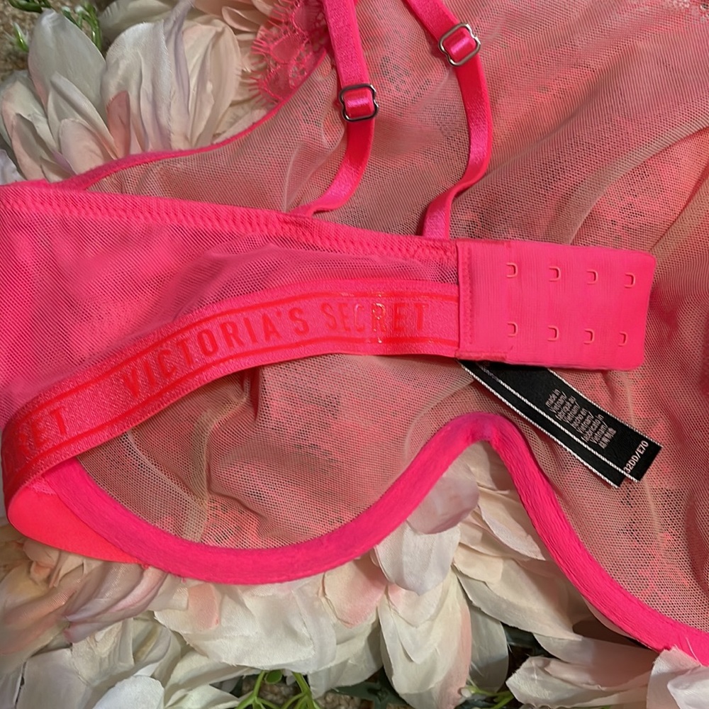 Victoria Secret 32DD - Picture 4 of 6